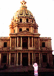 Gisele devant l'Hotel des Invalides