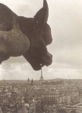 gargouille qui mange la Tour Eiffel!