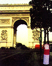 Gisele devant l'Arc de Triomphe